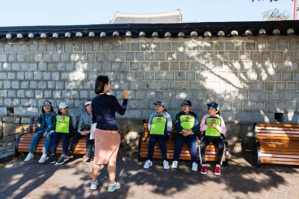 碰巧遇上韩国学生来此校外教学。