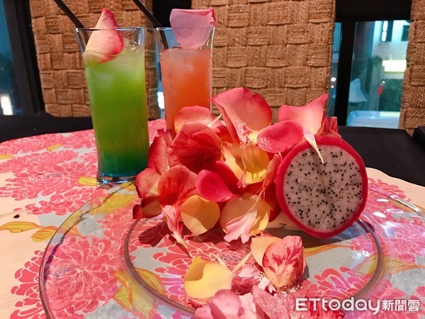 ▲名古屋IG名店virdweac推出铺满花瓣的蛋糕。（图／记者赖文萱摄）