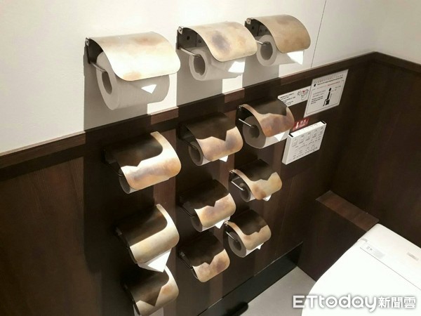 ▲一兰厕所好多的卫生纸座,墙上公告后面还藏有卫生纸。(图/一兰拉面提供)