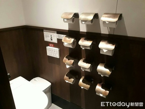 ▲一兰厕所好多的卫生纸座,墙上公告后面还藏有卫生纸。(图/一兰拉面提供)