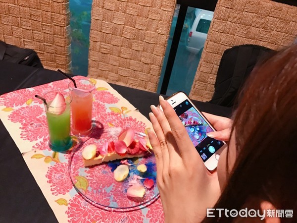 ▲名古屋IG名店virdweac推出铺满花瓣的蛋糕。（图／记者赖文萱摄）