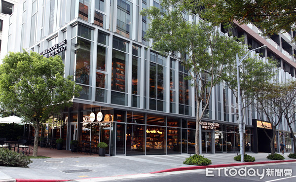 ▲TSUTAYA BOOKSTORE松山站前店在11月24日正式开幕。(图/润泰集团提供)