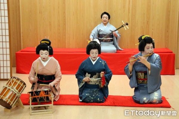 ▲日本北陆泡温泉爽嗑越前蟹,跟艺妓一起玩游戏 。(图/记者华少甫摄)