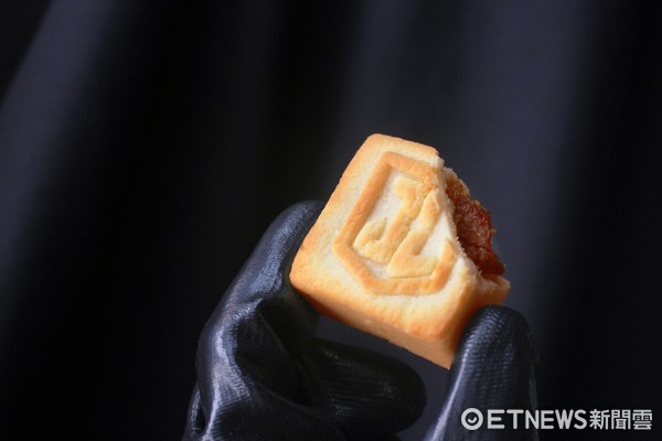 ▲烧肉N<业者与正义联盟推出联名凤梨酥，“JUSTICE LEAGUE&times;开N< 凤梨酥”。（图／记者黄士原摄）