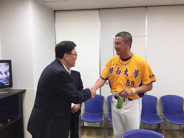 ▲欢庆甲子园“台湾日”,台湾虎航空服员机上改穿阪神虎球衣。(图/台湾虎航提供)