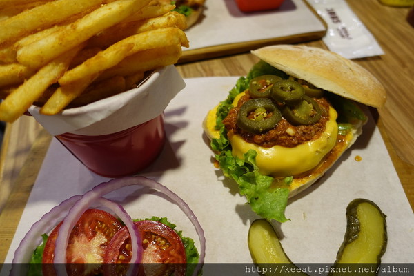 ▲台北1885 burger store 南京店。(图/老K提供)