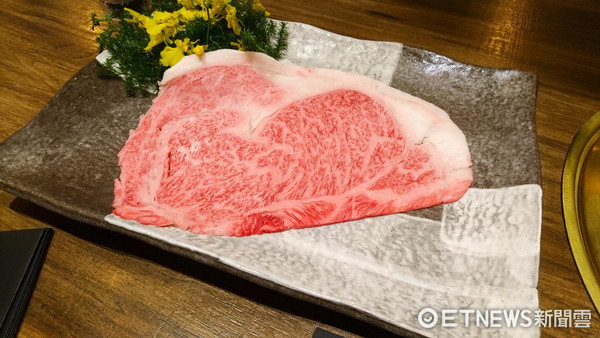 ▲黑毛屋、干杯、老干杯A5宫崎牛上市。(图/记者黄士原摄)