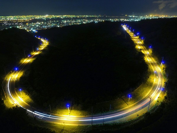 绝美夜景!台中“蓝色公路”空拍照串成蓝宝石金项链