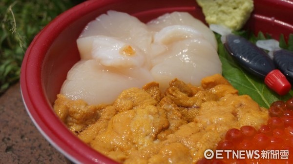 唐户市场平价海鲜大排挡　午后对折保证吃饱吃满。（图／记者廖明慧摄） 