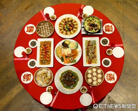 君品酒店在七周年之际举办“君品感恩办桌宴”，葱烧通心鳗，猪脚面线卷，鱿鱼螺肉蒜 。（图／君品酒店提供）图说-(1).jpg OK