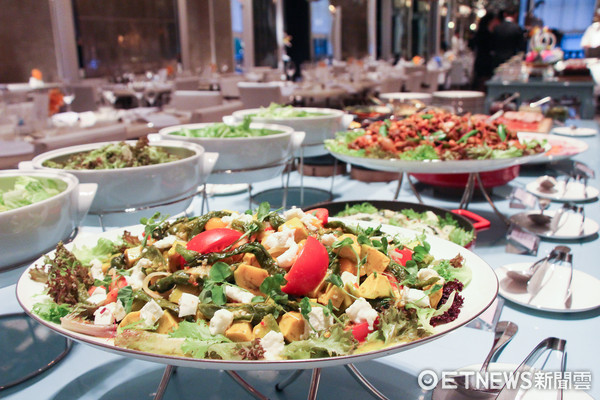 ▲文华Cafe晚间也推Buffet　鲍鱼、螃蟹及带骨肋眼牛排吃到饱。（图／记者黄士原摄）