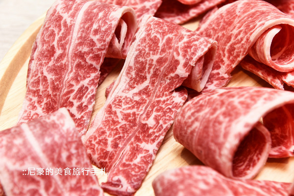 ▲台北藤集火锅大分量顶级肉品新鲜海鲜。(图/尼豪提供)