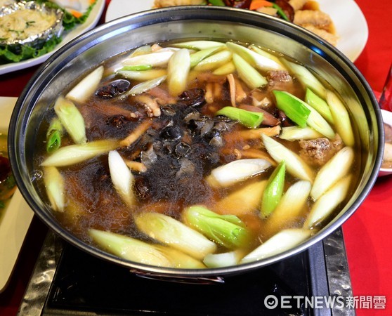 君品酒店在七周年之际举办“君品感恩办桌宴”，葱烧通心鳗，猪脚面线卷，鱿鱼螺肉蒜 。（图／君品酒店提供）图说-(1).jpg OK