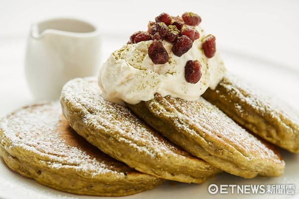▲Sarabeth’s的4号店开设在台北天母SOGO,抹茶红豆煎饼、蟹肉起士法式土司。(图/记者黄士原摄)