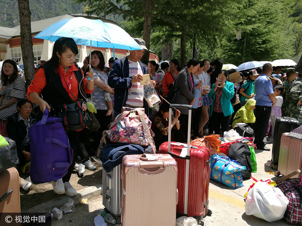 ▲四川九寨沟地震游客等待转移疏散。（图／CFP）