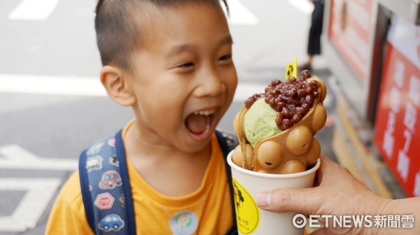 这就是夏天的滋味!淡水“清凉一条街”3款打卡冰品超消暑 。(图/记者廖明慧摄)