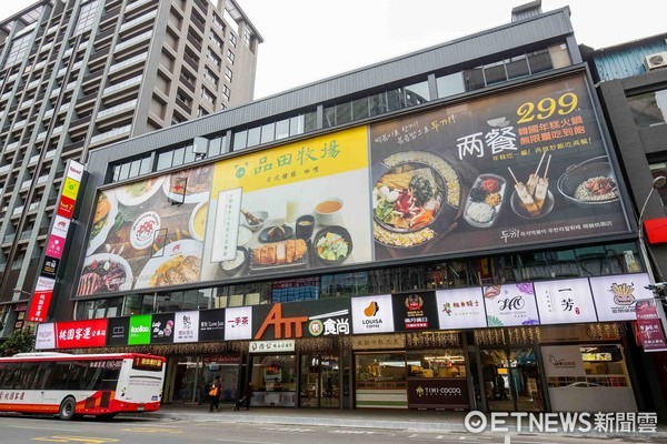 ▲桃园火车站前的ATT筷食尚。(图／ATT筷食尚提供)