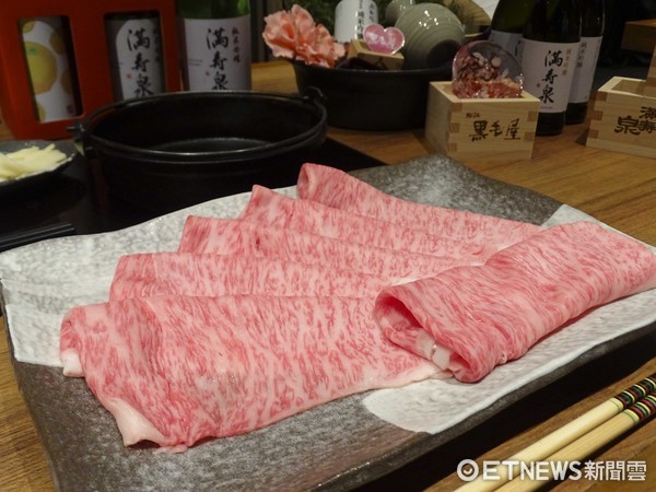 ▲干杯集团，A5最高等级日本宫崎牛薄切沙朗寿喜烧。首批登台日本宫崎牛冷藏物流车（图／干杯集团提供)