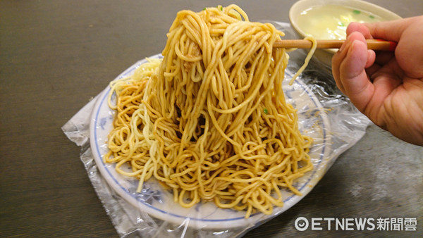 ▲%?隐藏在台北市巷弄内超大份凉面只卖40元。(图/记者黄士原摄)