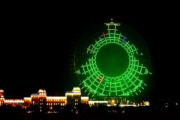 ▲丽宝Outlet圣诞摩天轮灯光秀。(图/丽宝乐园提供。)