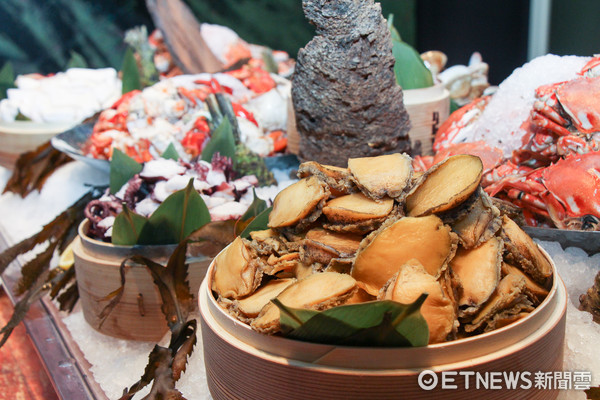 ▲文华Cafe晚间也推Buffet　鲍鱼、螃蟹及带骨肋眼牛排吃到饱。（图／记者黄士原摄）