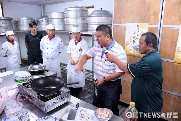 花莲市阮弼真君文化祭第一梯次美食教学在阮弼真君庙举办,民意里长颜春有等人教台湾观光学院的学生做猪肉饭、姜茶面,让大陈独特的美食不致失传。(图/花莲市公所提供)
