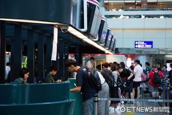 ▲桃园机场,登机报到手续,旅客,出国旅游,航空公司,长荣航空,长荣柜台(图/记者季相儒摄)