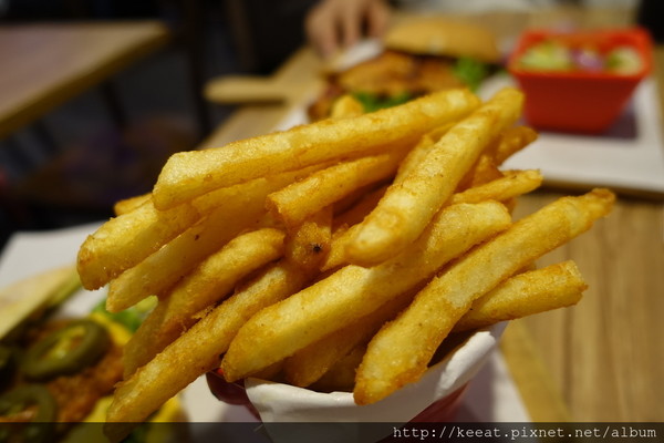 ▲台北1885 burger store 南京店。(图/老K提供)