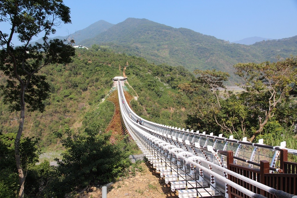 屏东县山川琉璃吊桥（图／记者游t如摄）