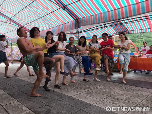 花莲静浦部落“新太平洋找味市集-舌尖上的滋味”活动不受阴雨影响，集结东海岸在地的美食、部落工艺与文创商品，来往游客络绎不绝。（图／新太平洋一号店提供）