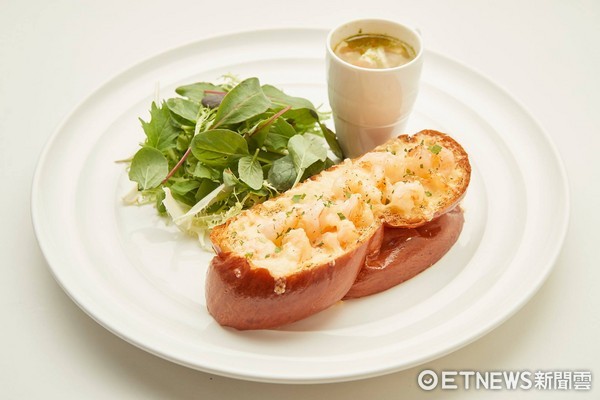 ▲Sarabeth’s的4号店开设在台北天母SOGO,抹茶红豆煎饼、蟹肉起士法式土司。(图/记者黄士原摄)