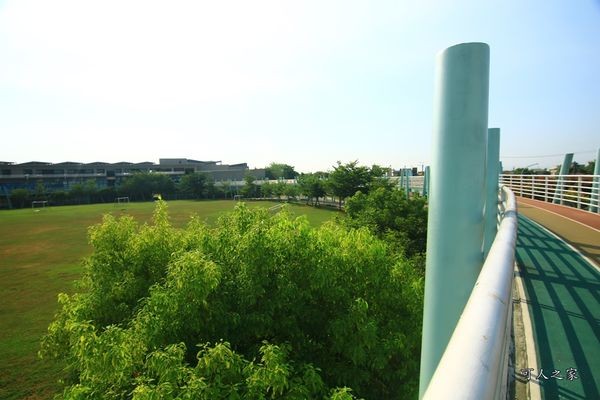 ▲嘉义新港艺术高中空中彩虹跑道。(图/可人之家提供)