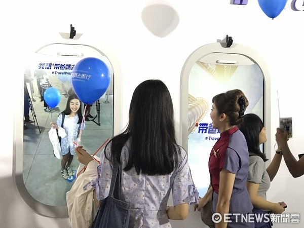 ▲华航举办“带爸妈去旅行”活动,现场送出免费机票。(图/记者赖文萱摄)