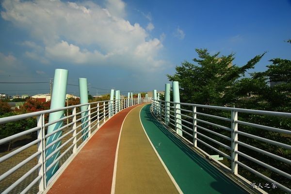 ▲嘉义新港艺术高中空中彩虹跑道。(图/可人之家提供)