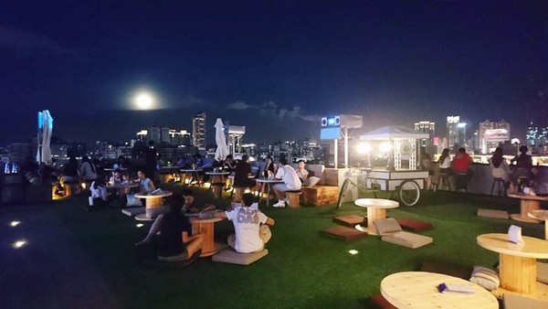 ▲英迪格高空酒吧。(图/高雄中央公园英迪格酒店提供)