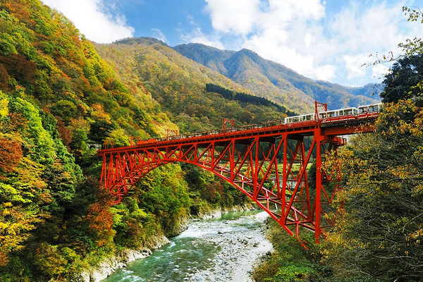 日本秋枫f龙道深V大峡谷赏红叶。（图／翔笙旅游）