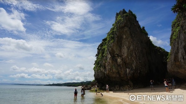 冲绳“备p,一线天”禁止进入　围起有刺铁丝栅栏谢绝游客。（图／记者廖明慧摄）