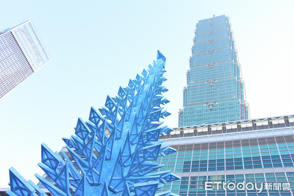 ▲12米冰晶圣诞树11/30登场　冰雪奇缘嘉年华免费5景点好好拍。（图／记者黄士原摄）
