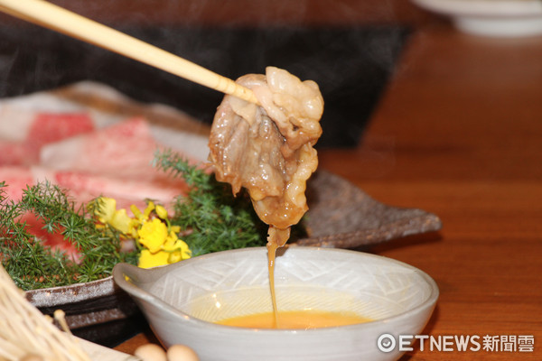 ▲黑毛屋、干杯、老干杯A5宫崎牛上市。(图/记者黄士原摄)