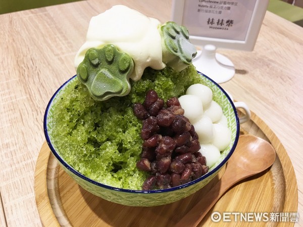 ▲刨冰颗粒较大,柴犬的“狗掌”造型冰淇淋是抹茶牛奶口味。(图/记者张舒芸摄)