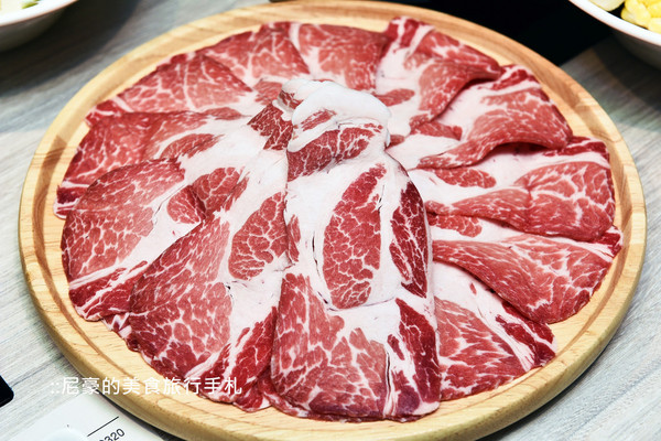 ▲台北藤集火锅大分量顶级肉品新鲜海鲜。(图/尼豪提供)