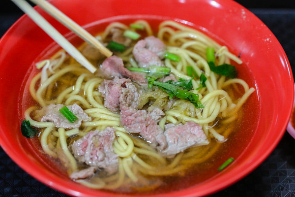 新加坡旅游-牛车水熟食中心、中\锹呈谐 ⒚朗场⑻厣?〉辏ㄍ迹?钦吡质牢纳悖? width=