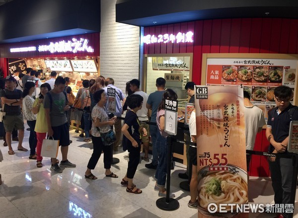 ▲中坜大江6000坪地下游逛街城,9月6日试营运人潮爆量。(图/记者杨淑媛摄)