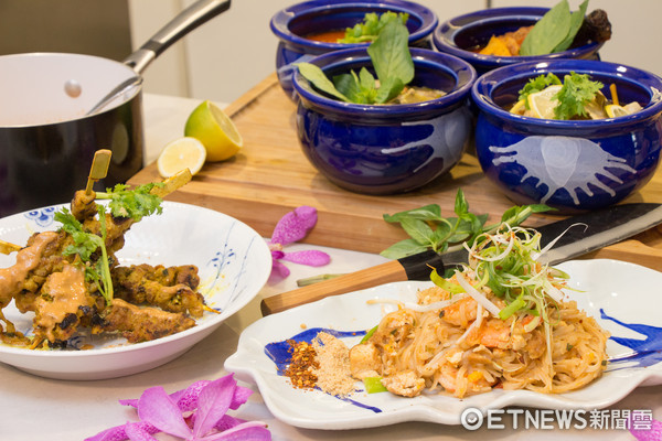 蓝象餐厅宫廷即食调理包，泰式料理，沙爹，泰式炒河粉。（图／记者黄士原摄）