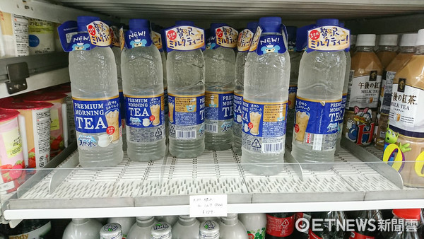 ▲日本三得利“透明奶茶”。(图/记者李姿仪摄)