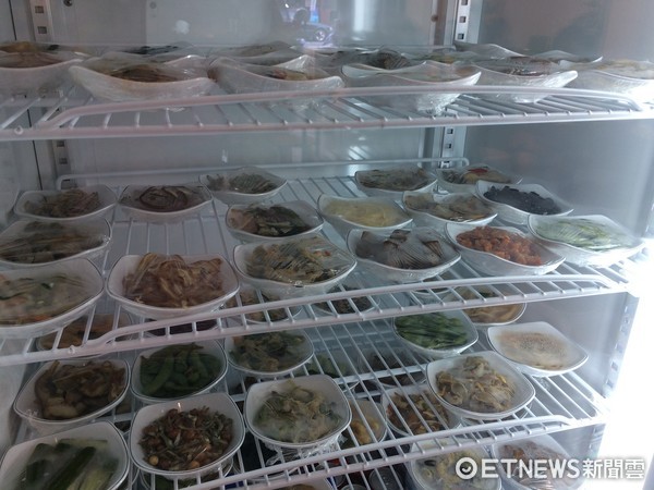 神级馄饨复活!在地人感动:左营市场虽拆了但怀旧美食永流传。(图/记者廖明慧摄)