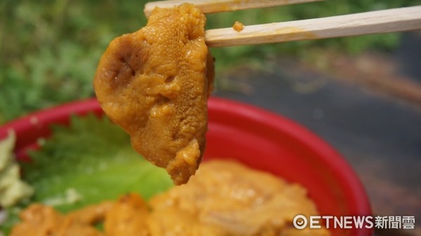 唐户市场平价海鲜大排挡　午后对折保证吃饱吃满。（图／记者廖明慧摄）