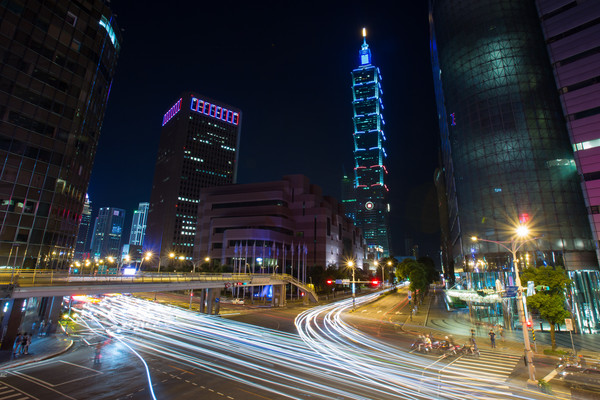 台北101,台北101大楼,台北101夜景,信义区夜景,法国尼斯恐攻,点灯哀悼,蓝白红(图/记者季相儒摄)