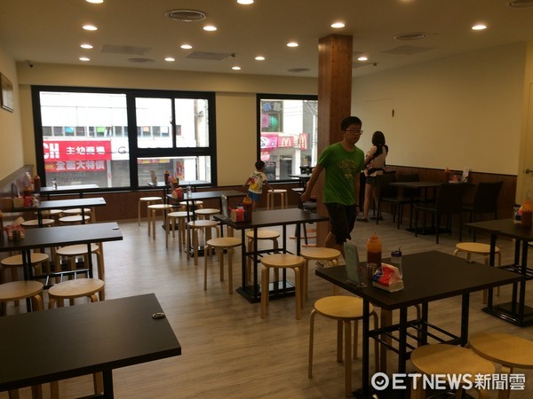 神级馄饨复活!在地人感动:左营市场虽拆了但怀旧美食永流传。(图/记者廖明慧摄)