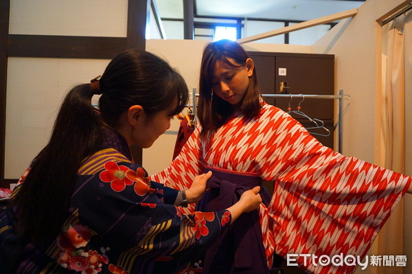 ▲日本名古屋明治村博物馆,换上复古衣着穿梭时空。(图/记者赖文萱摄)